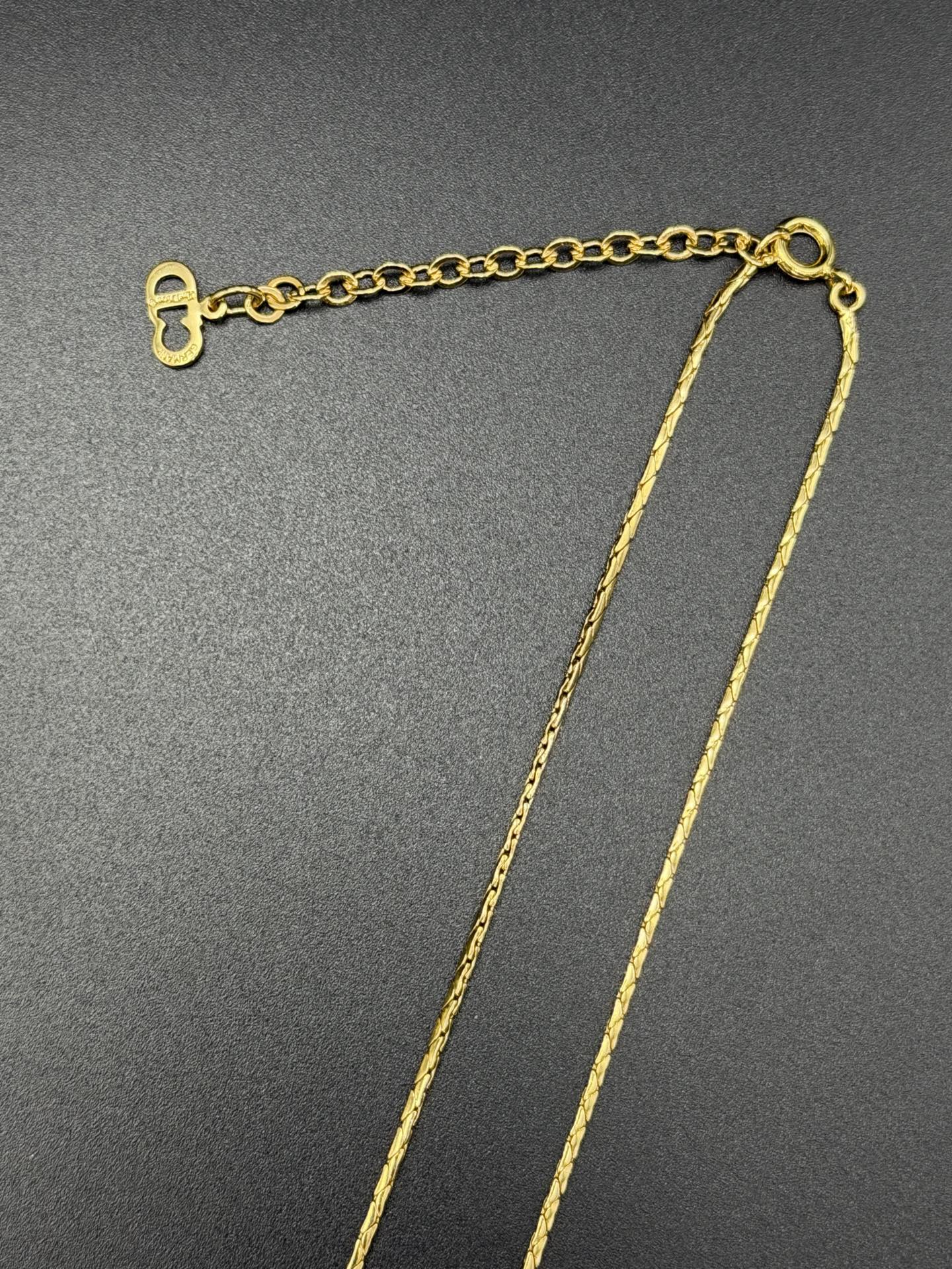 CHRISTIAN DIOR Mini Pearl Set( Necklace & Earrings)