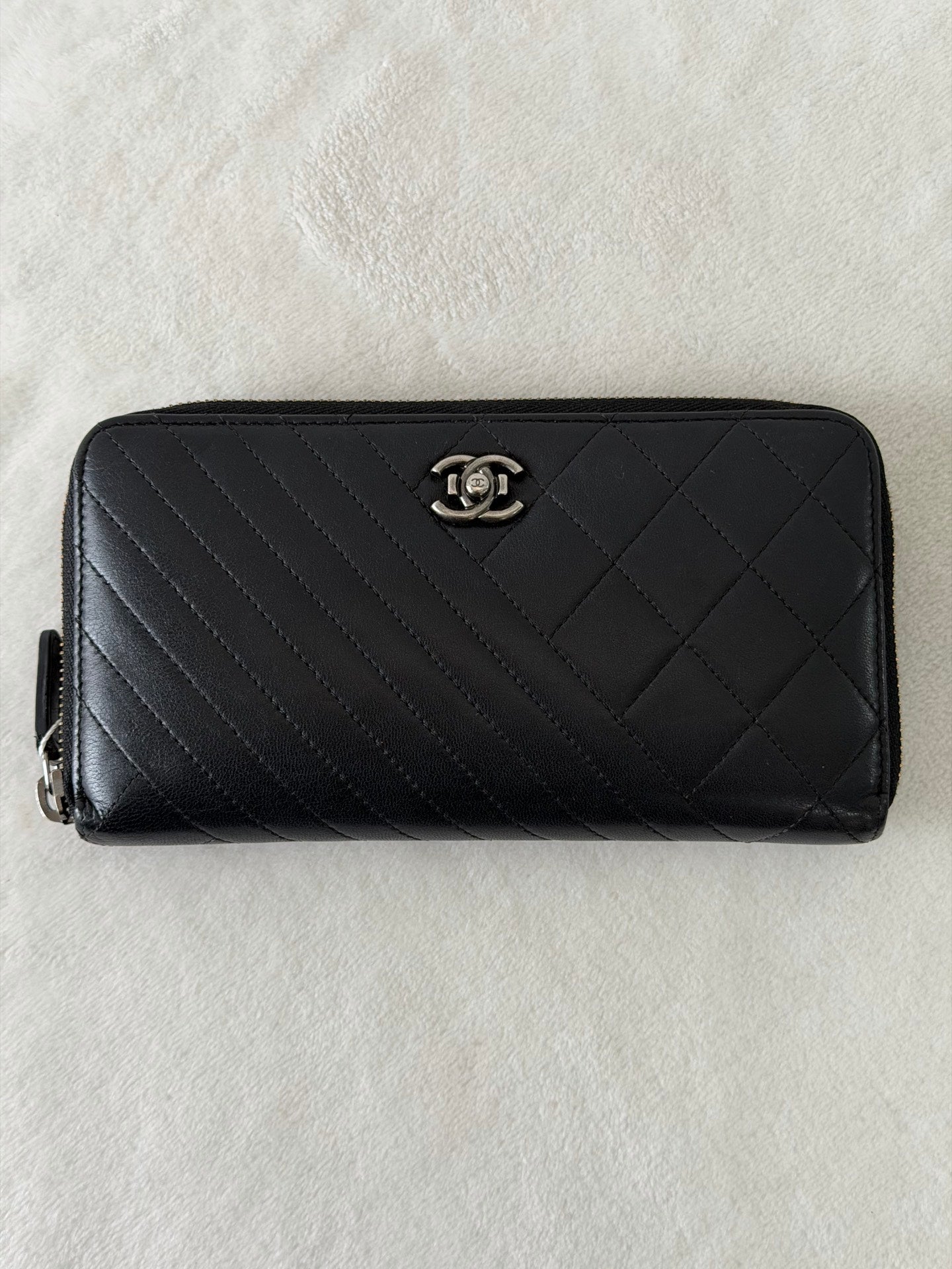 CHANEL Geuine C-Logo Trifold Wallet