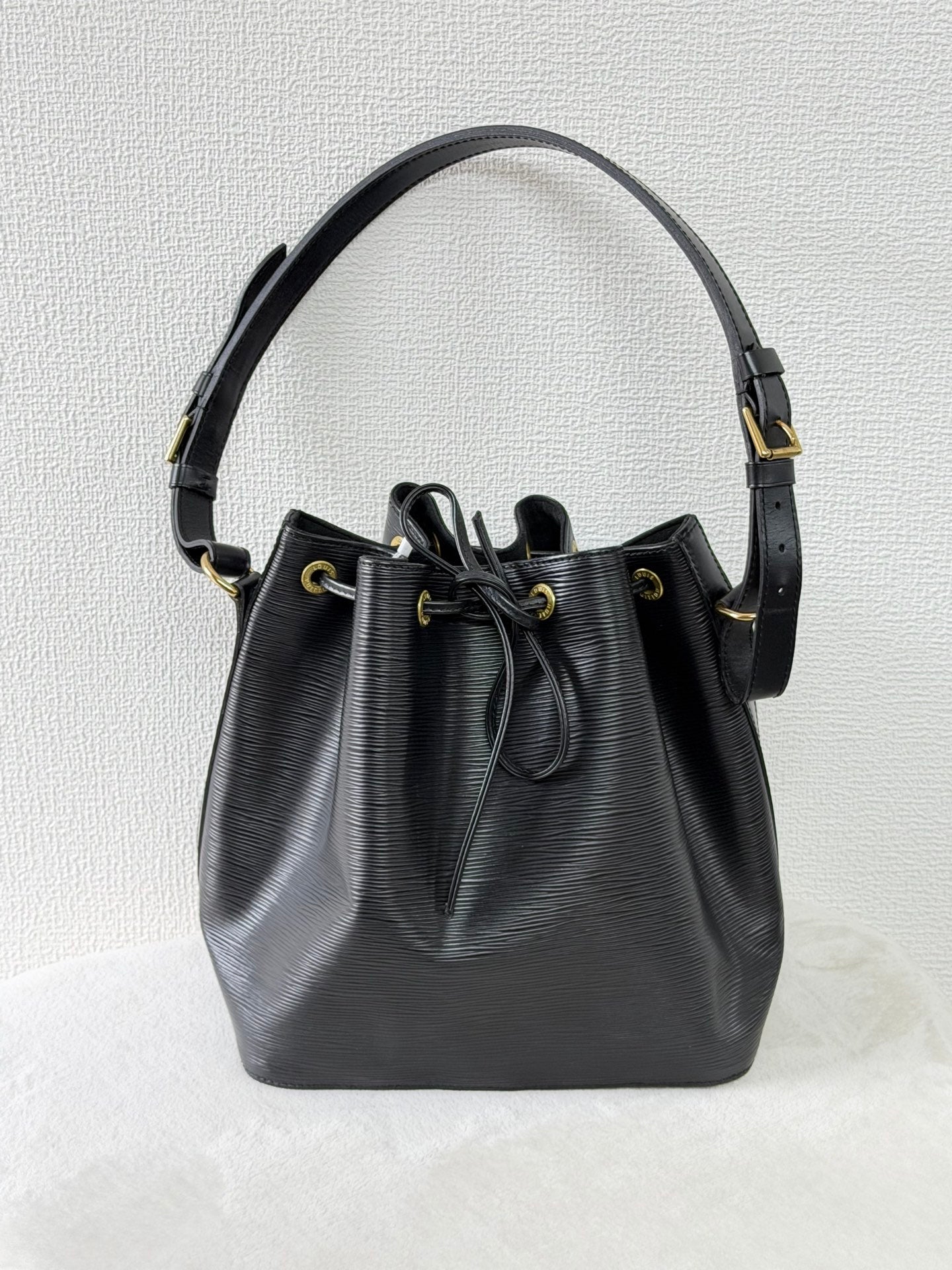 LOUIS VUITTON Epi Noé Bucket Shoulderbag