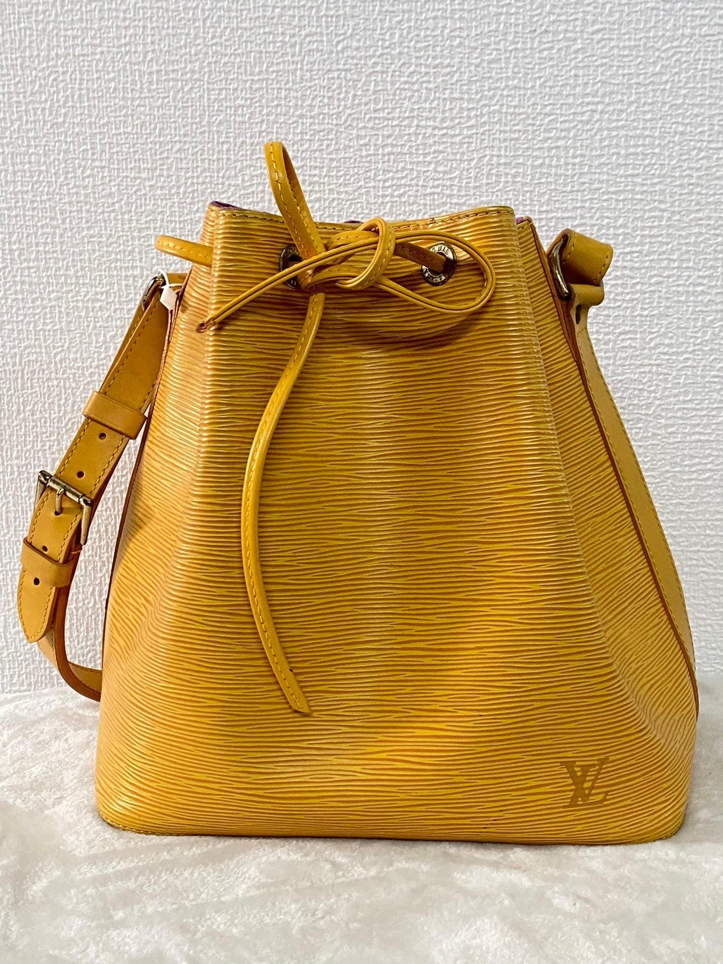 LOUIS VUITTON Epi Noé Leather Bucket Shoulderbag