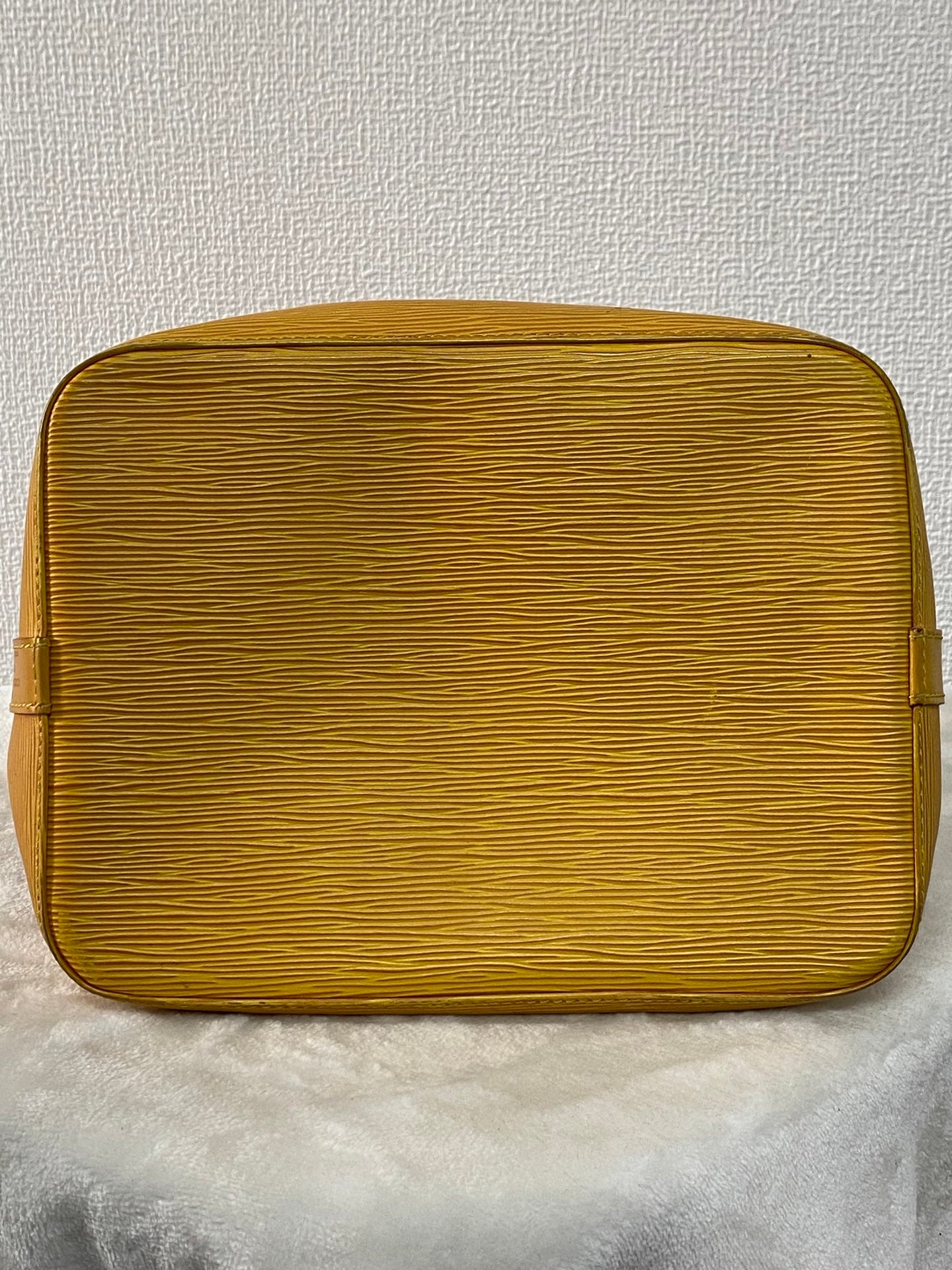 LOUIS VUITTON Epi Noé Leather Bucket Shoulderbag