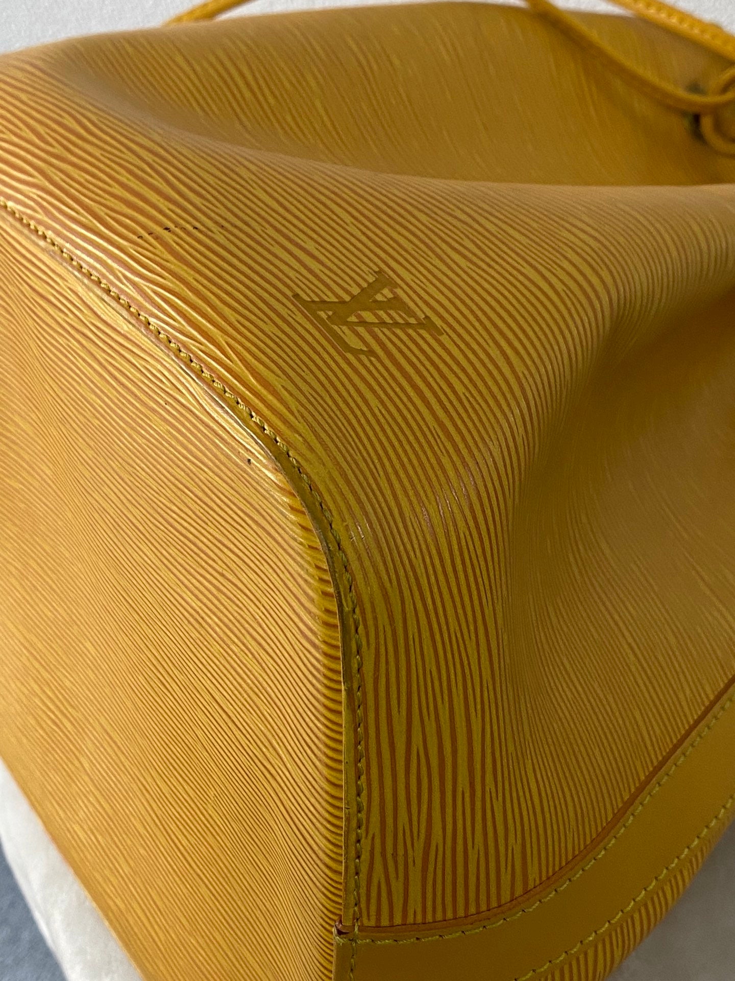 LOUIS VUITTON Epi Noé Leather Bucket Shoulderbag