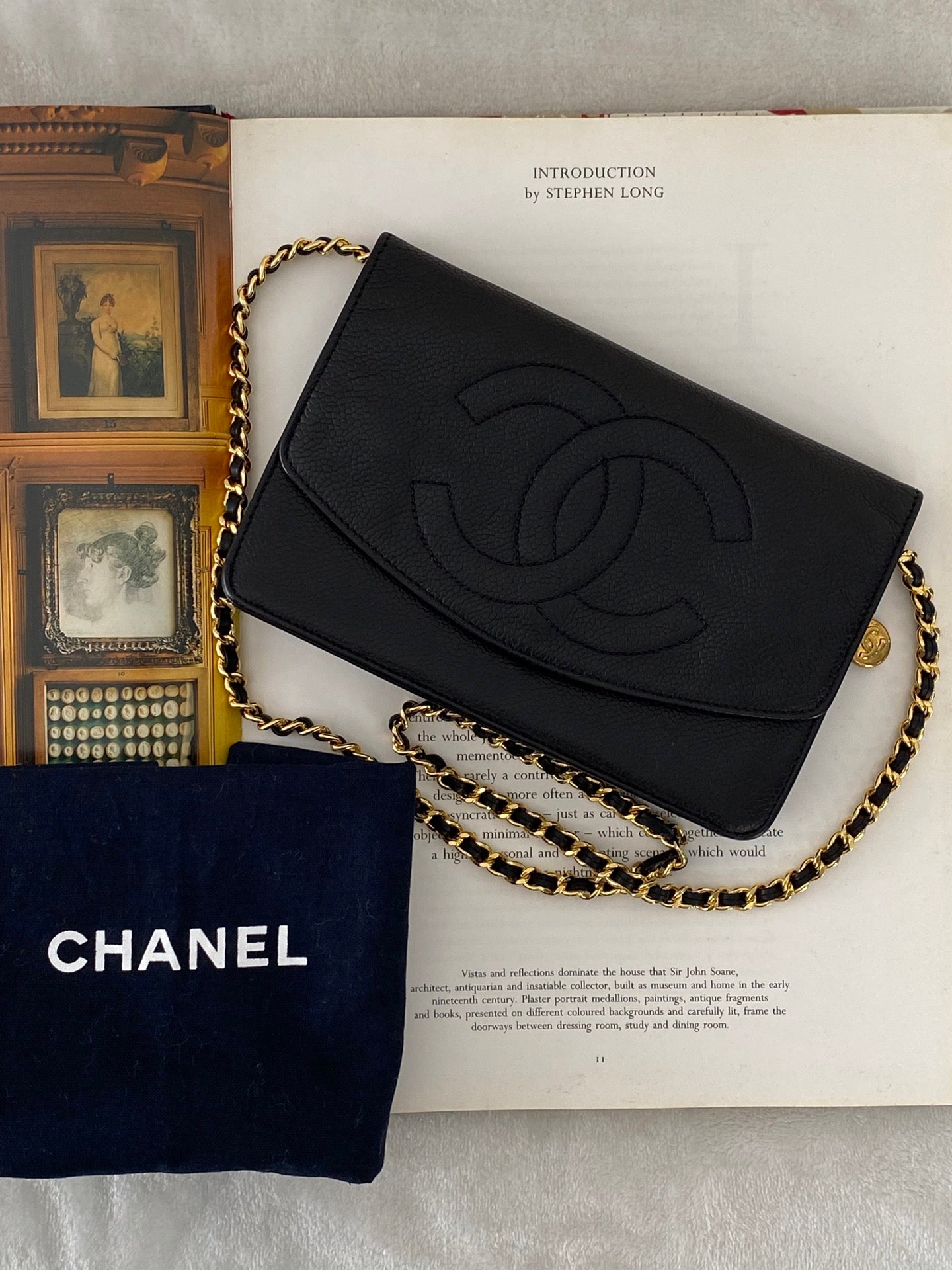 CHANEL Cavier Logo Chainbag