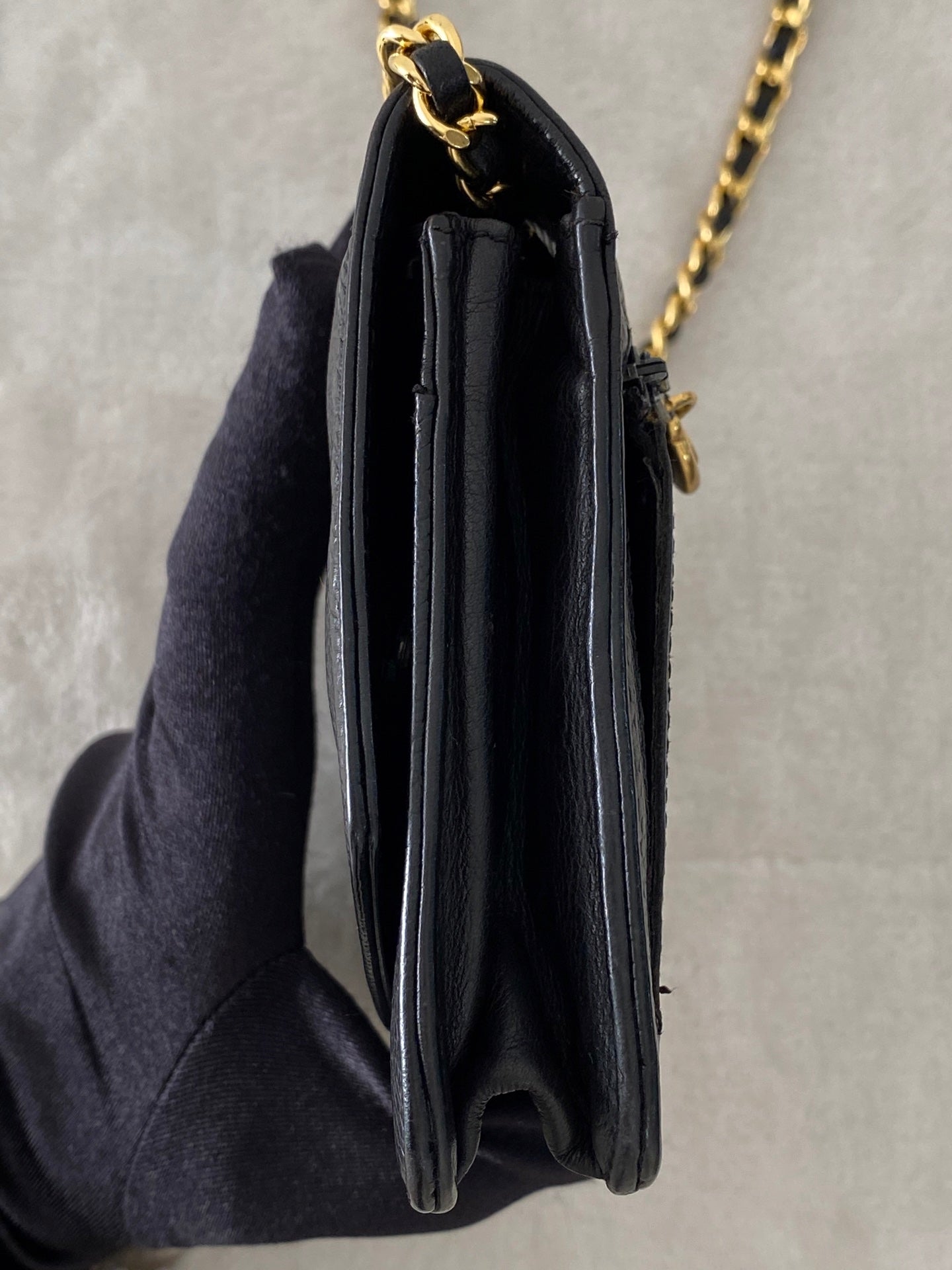 CHANEL Cavier Logo Chainbag