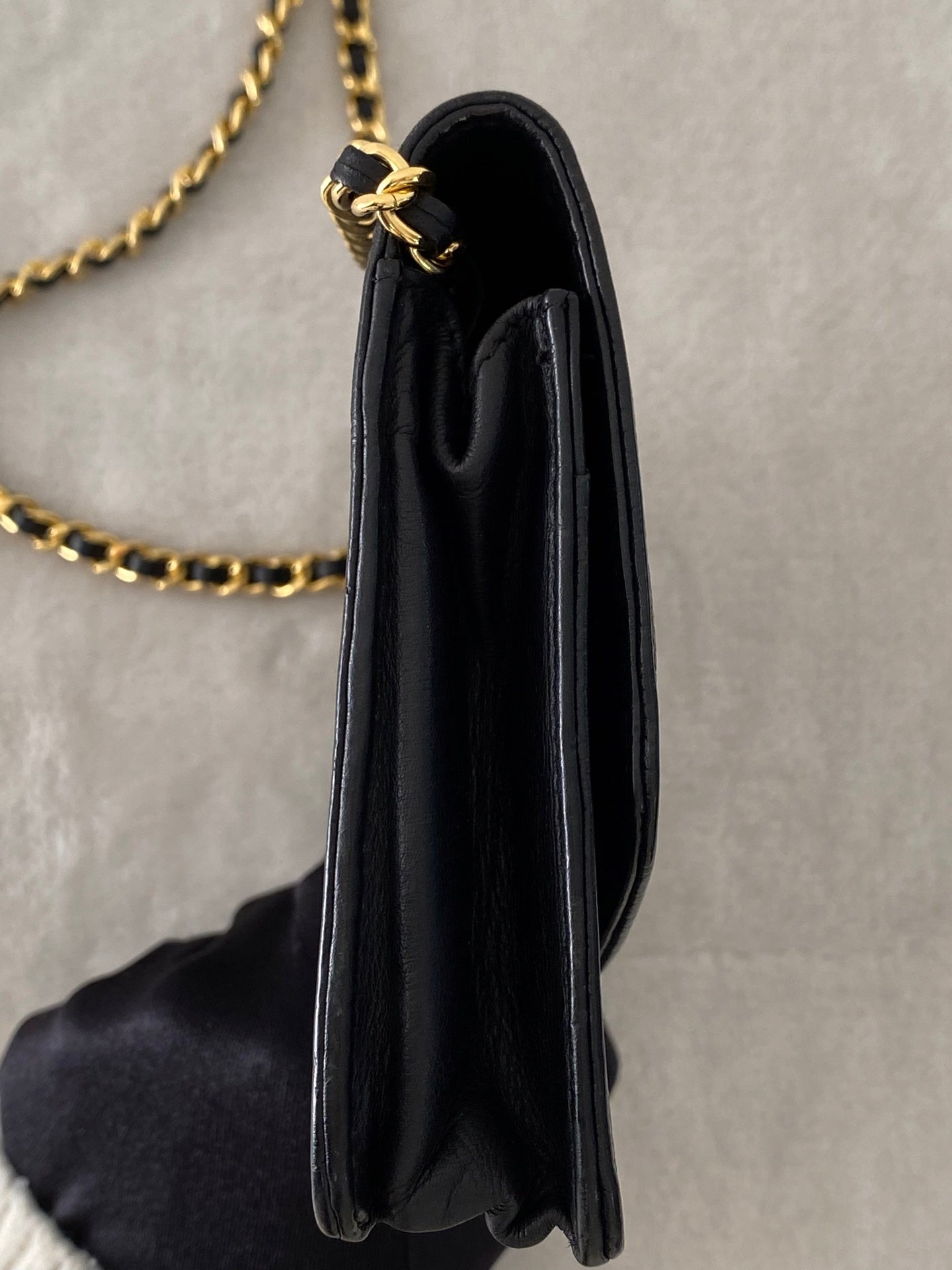CHANEL Cavier Logo Chainbag