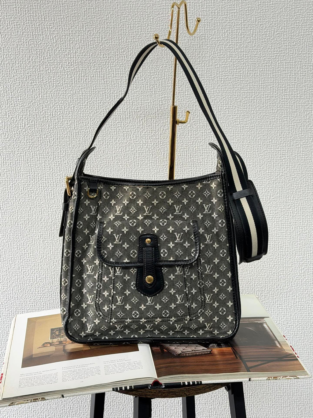 Louis Vuitton Mini Monogram Besace Mary Kate Black