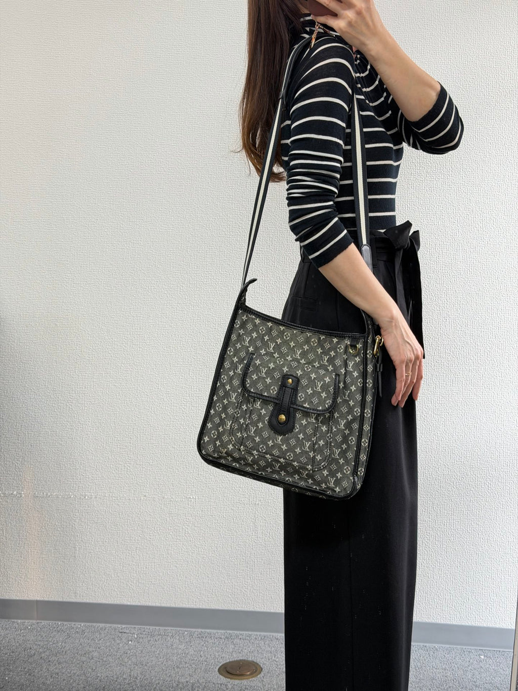Louis Vuitton Mini Monogram Besace Mary Kate Black