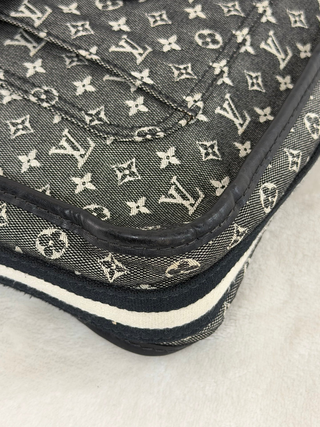 Louis Vuitton Mini Monogram Besace Mary Kate Black