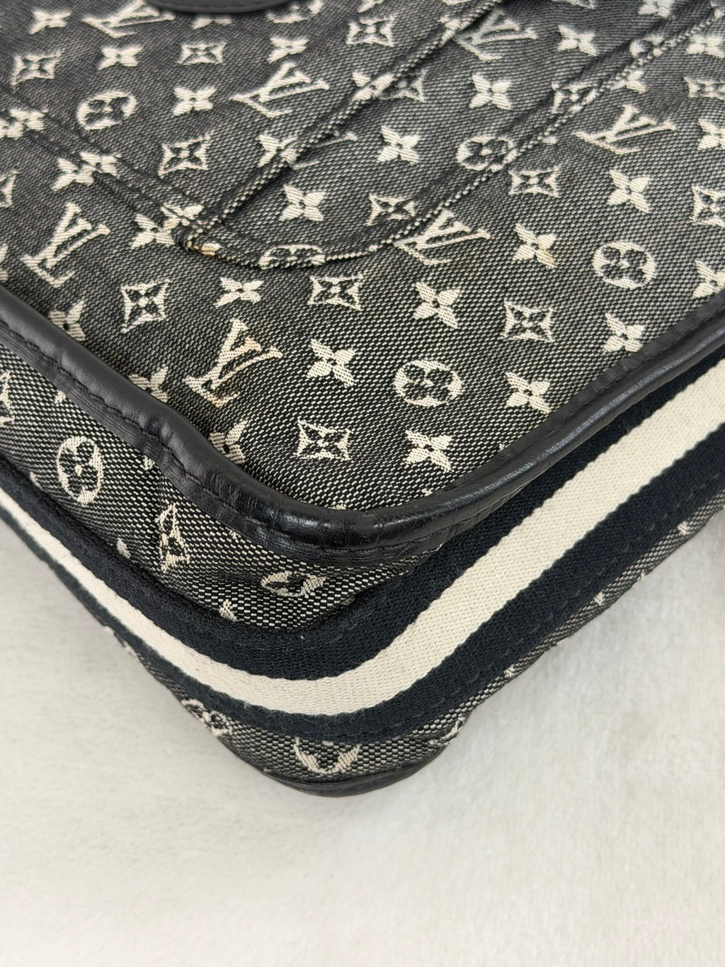 Louis Vuitton Mini Monogram Besace Mary Kate Black