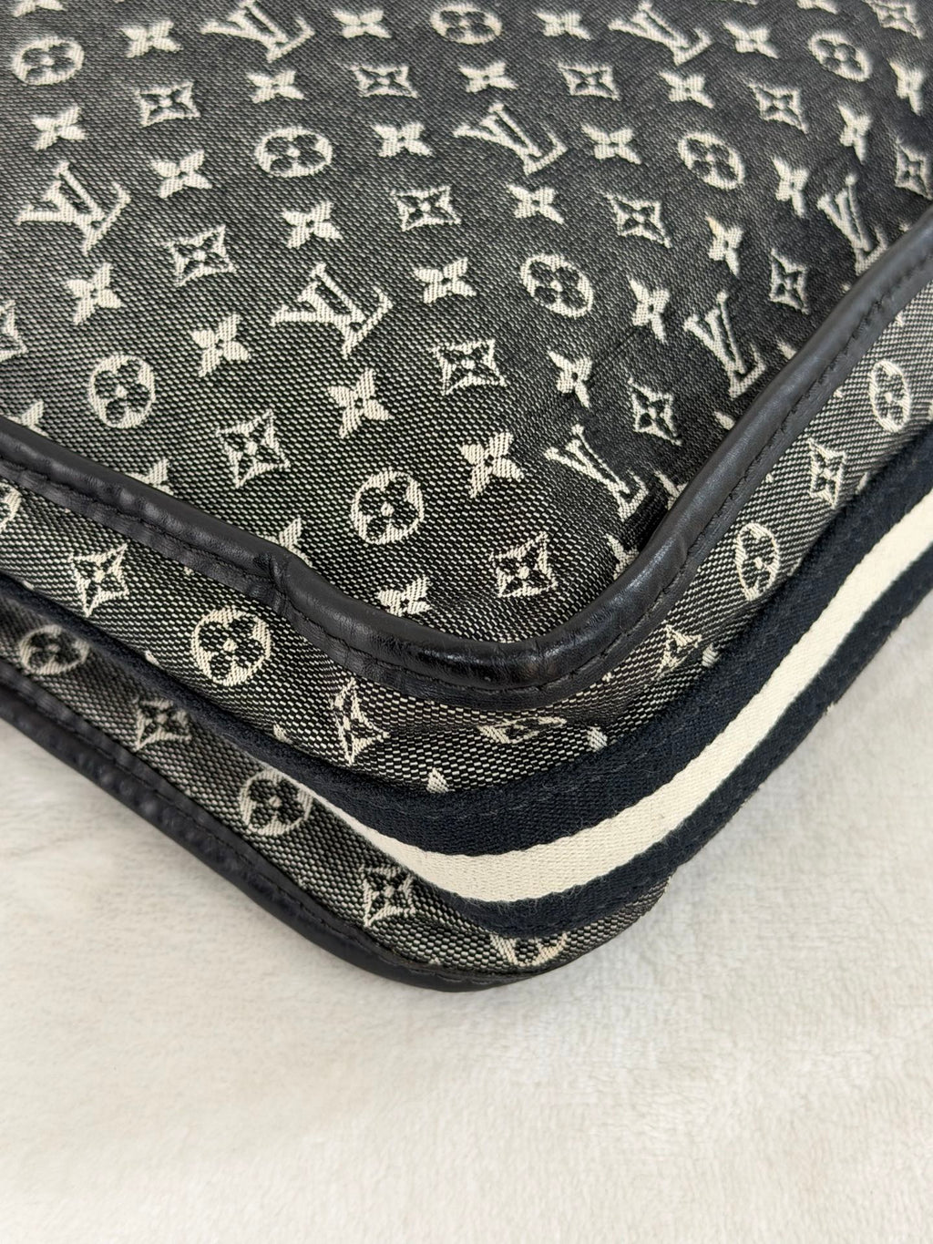 Louis Vuitton Mini Monogram Besace Mary Kate Black