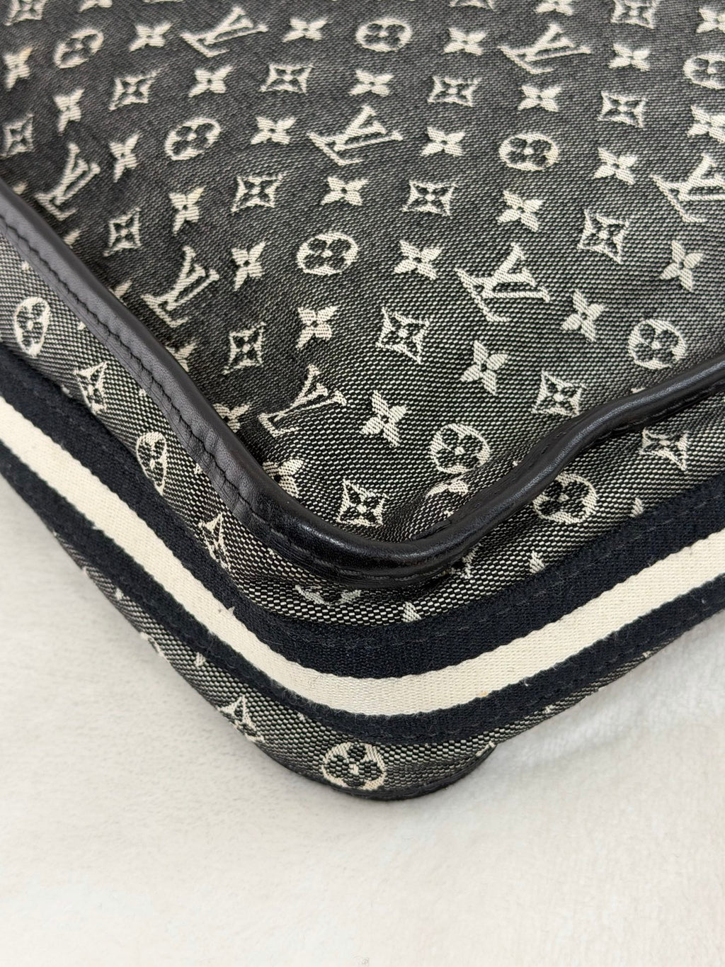 Louis Vuitton Mini Monogram Besace Mary Kate Black