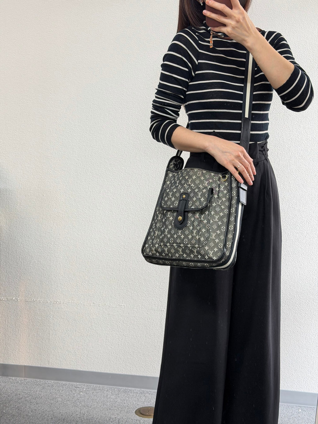 Louis Vuitton Mini Monogram Besace Mary Kate Black