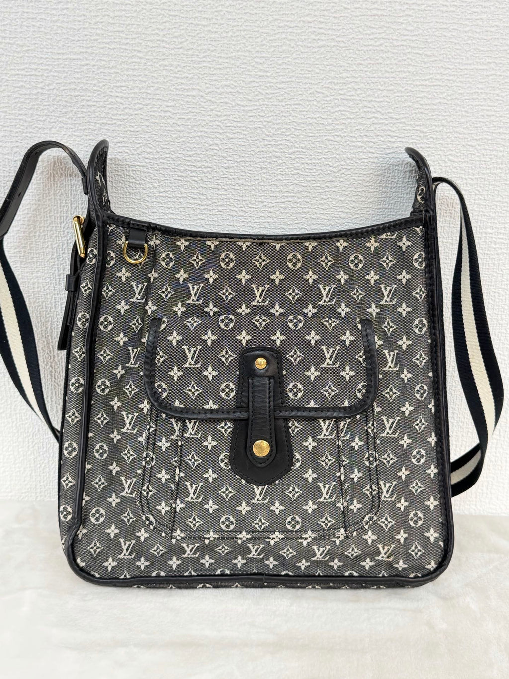 Louis Vuitton Mini Monogram Besace Mary Kate Black