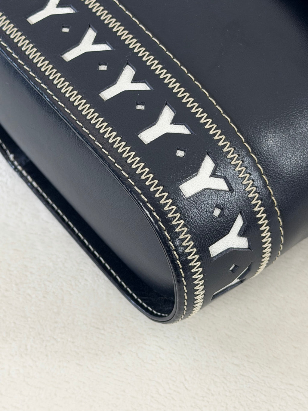 Yves Saint Laurent  Genuine Shoulderbag