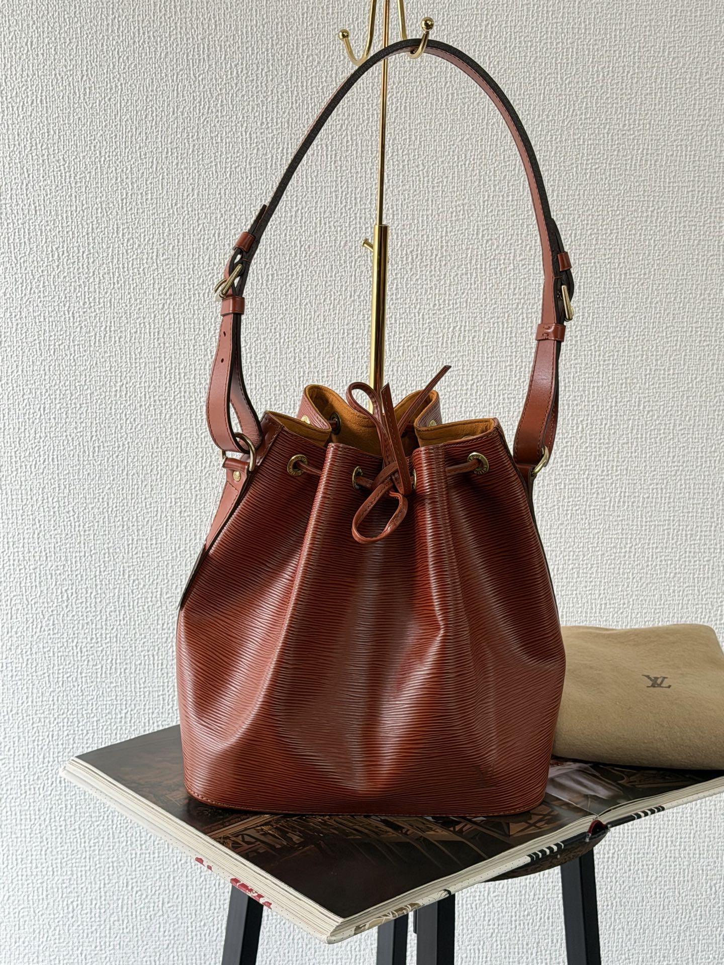LOUIS VUITTON Epi Noe Bucket Shoulderbag