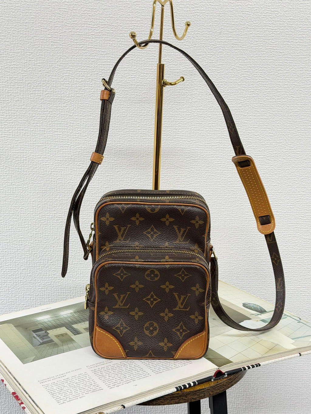 LOUIS VUITTON Monogram Camera Box Chainbag
