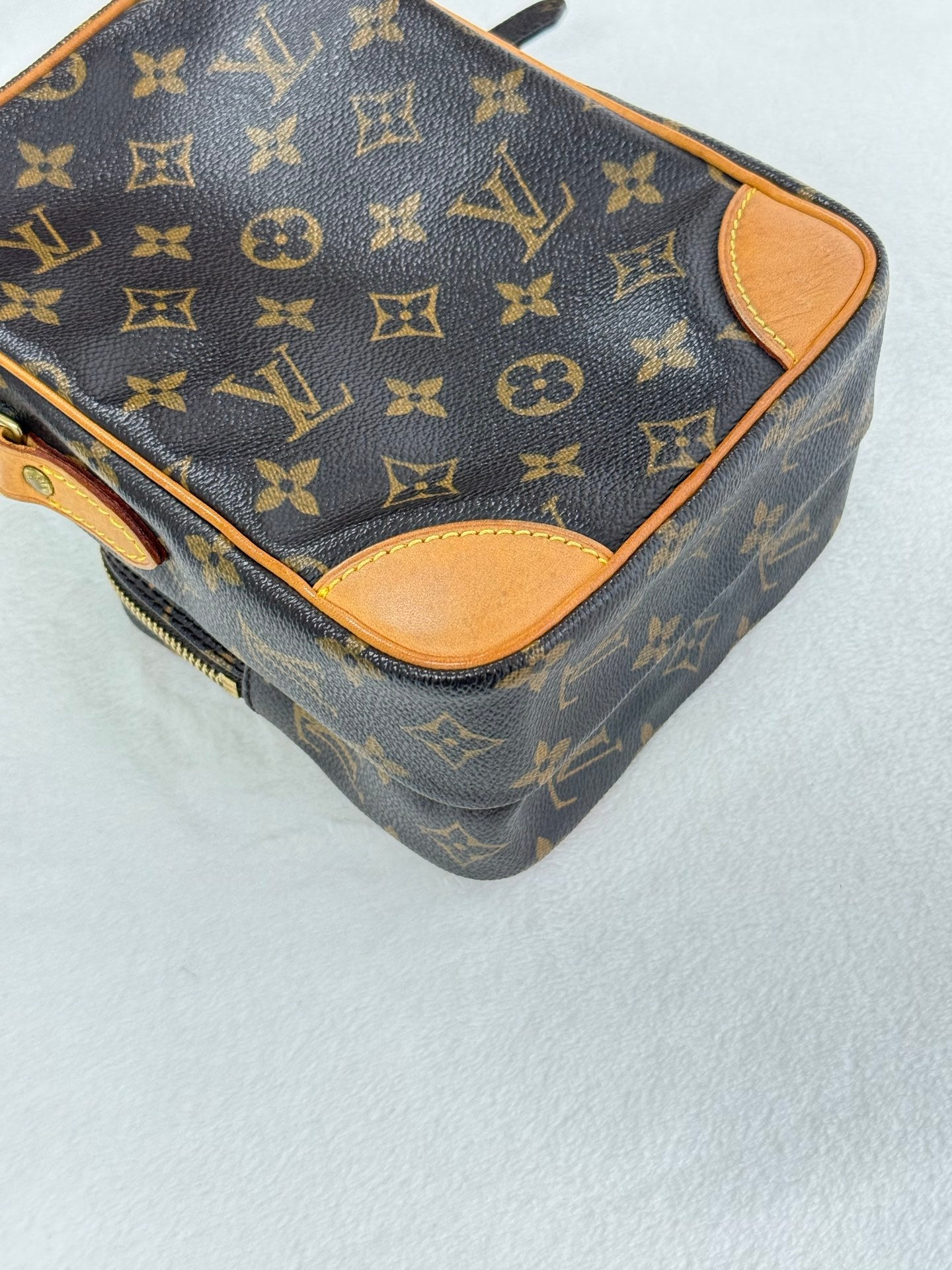 LOUIS VUITTON Monogram Camera Box Chainbag