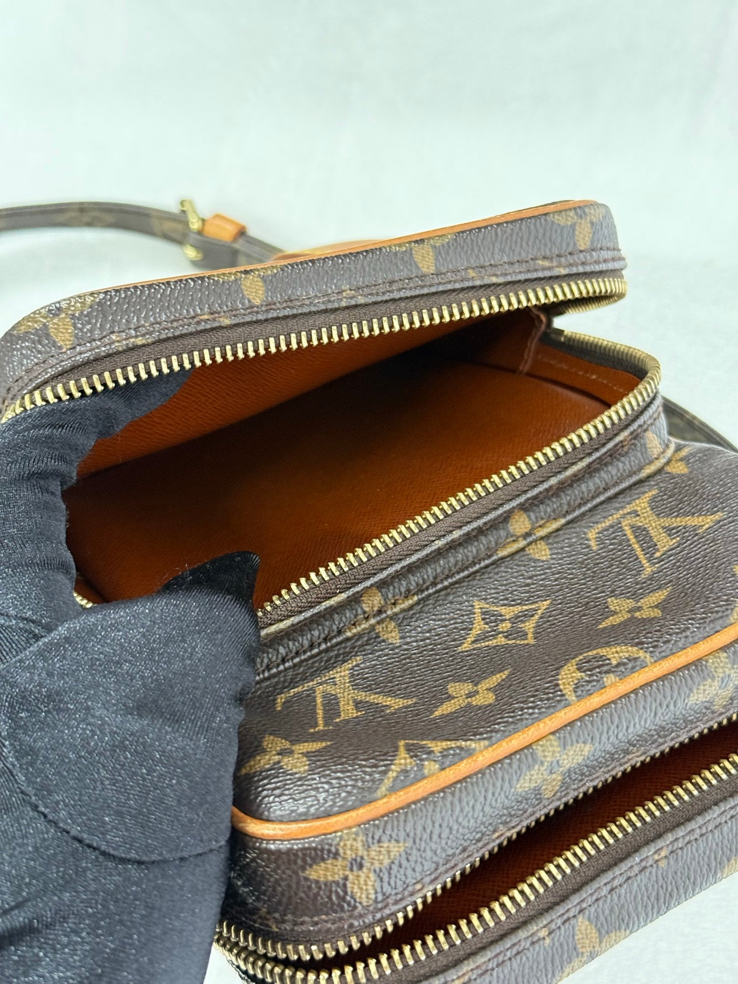 LOUIS VUITTON Monogram Camera Box Chainbag
