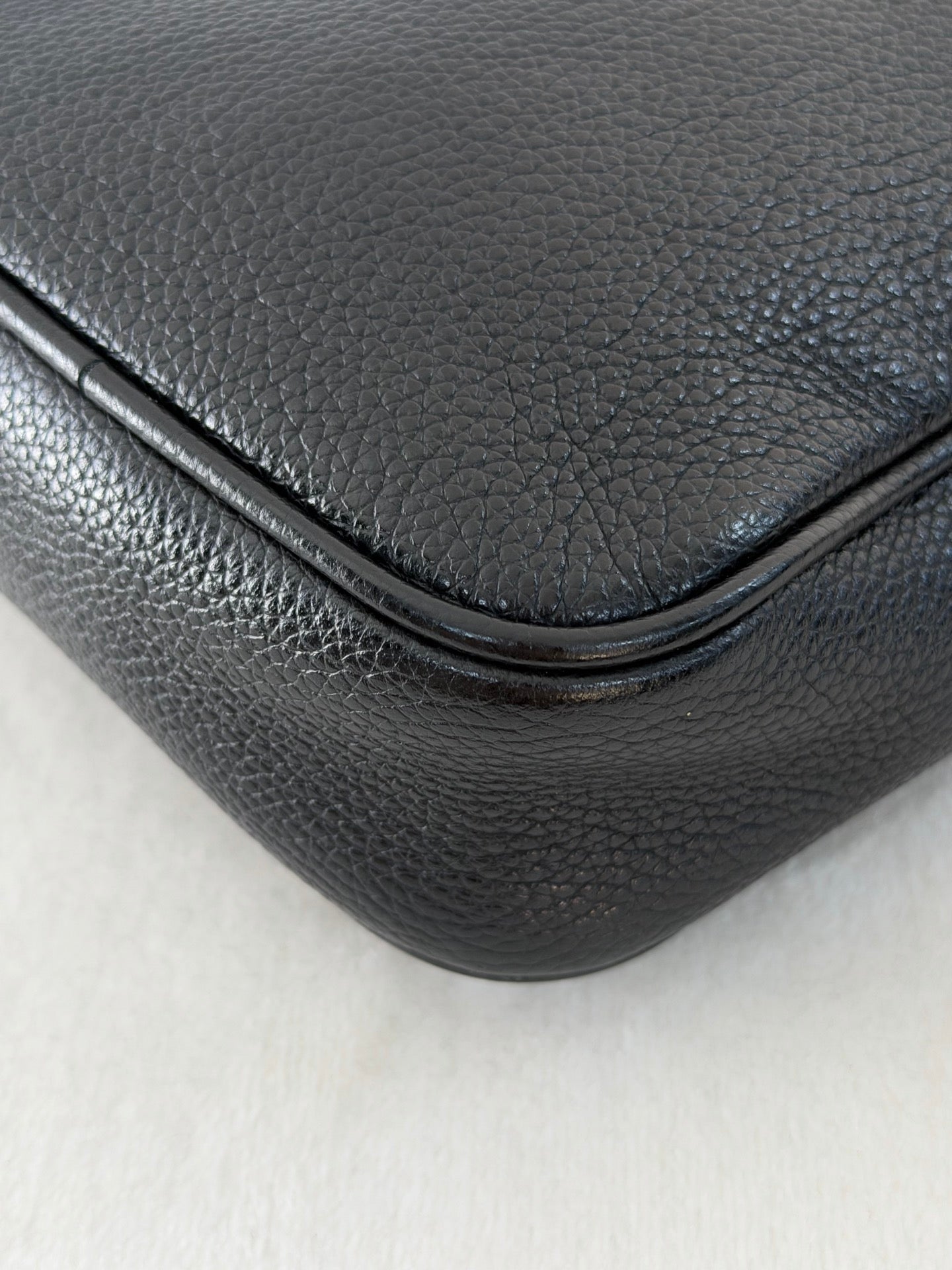 GUCCI Logo Leather Crossbody Bag