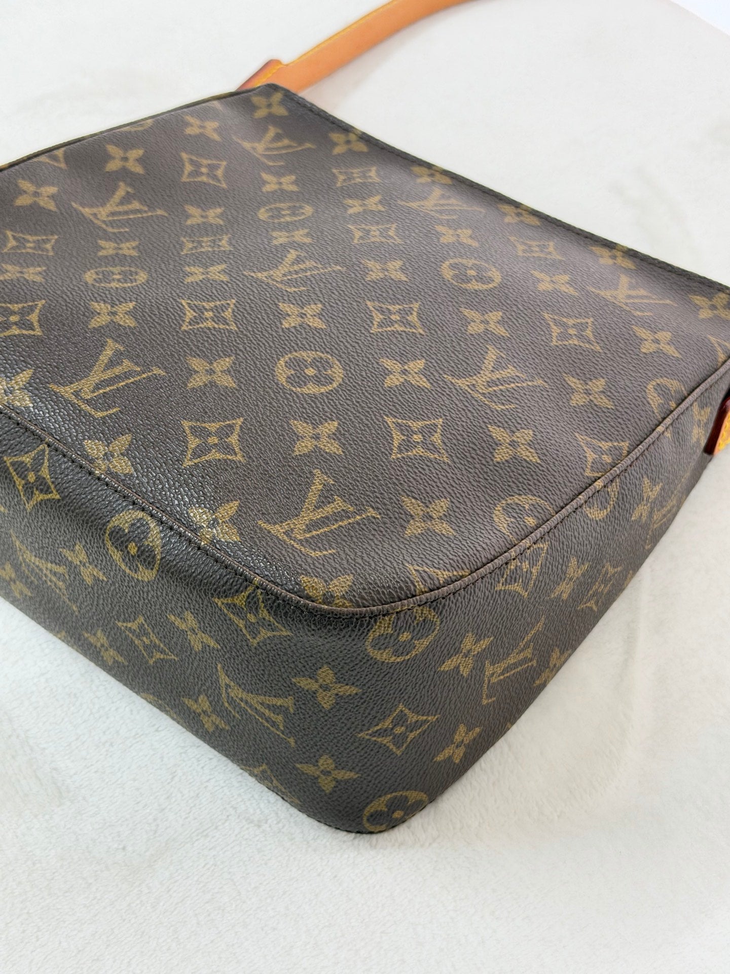 LOUIS VUITTON Monogram Looping MM