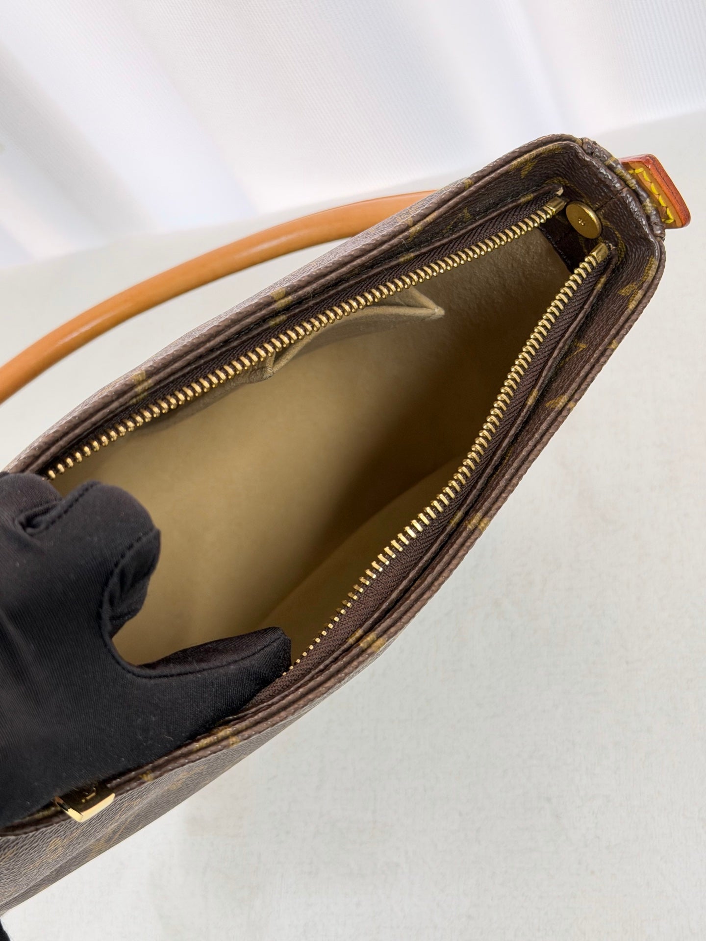 LOUIS VUITTON Monogram Looping MM