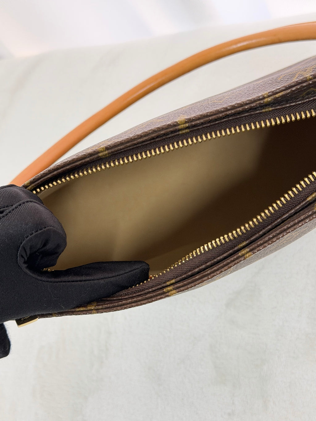 LOUIS VUITTON Monogram Looping MM