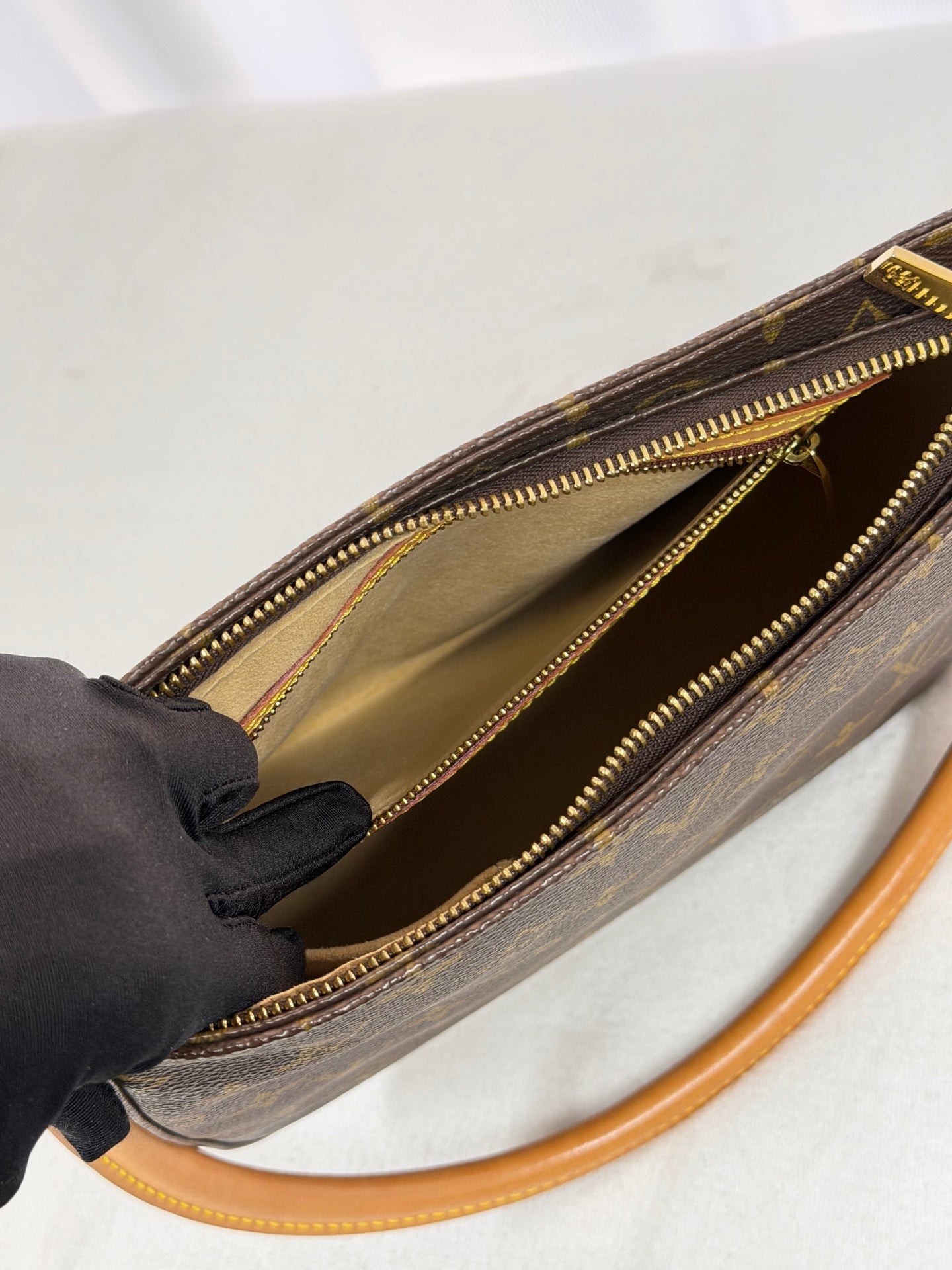 LOUIS VUITTON Monogram Looping MM