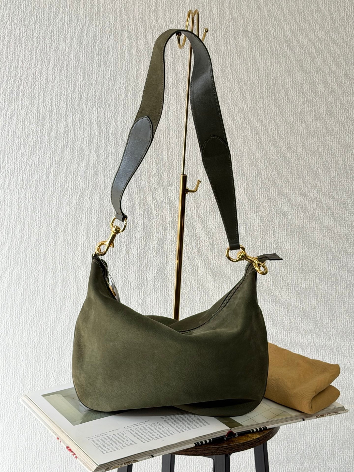 GUCCI Halfmoon Suded Shoulderbag