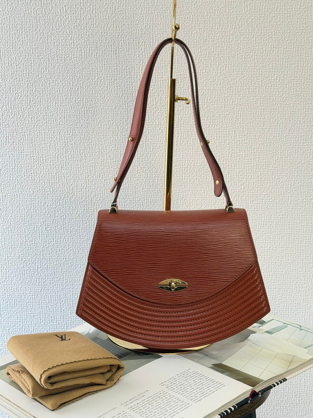 LOUIS VUITTON Epi Halfmoon Shoulderbag