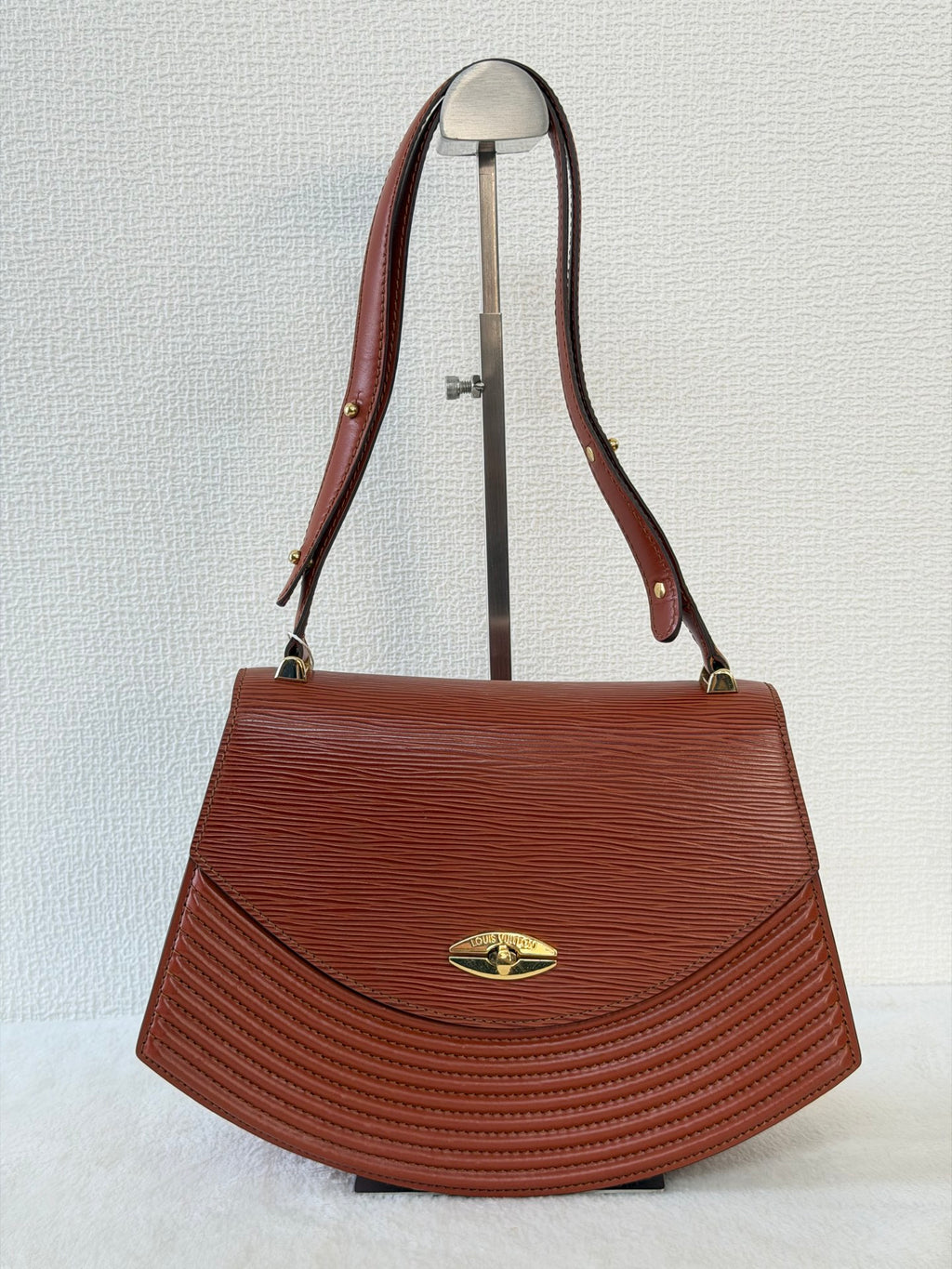 LOUIS VUITTON Epi Halfmoon Shoulderbag