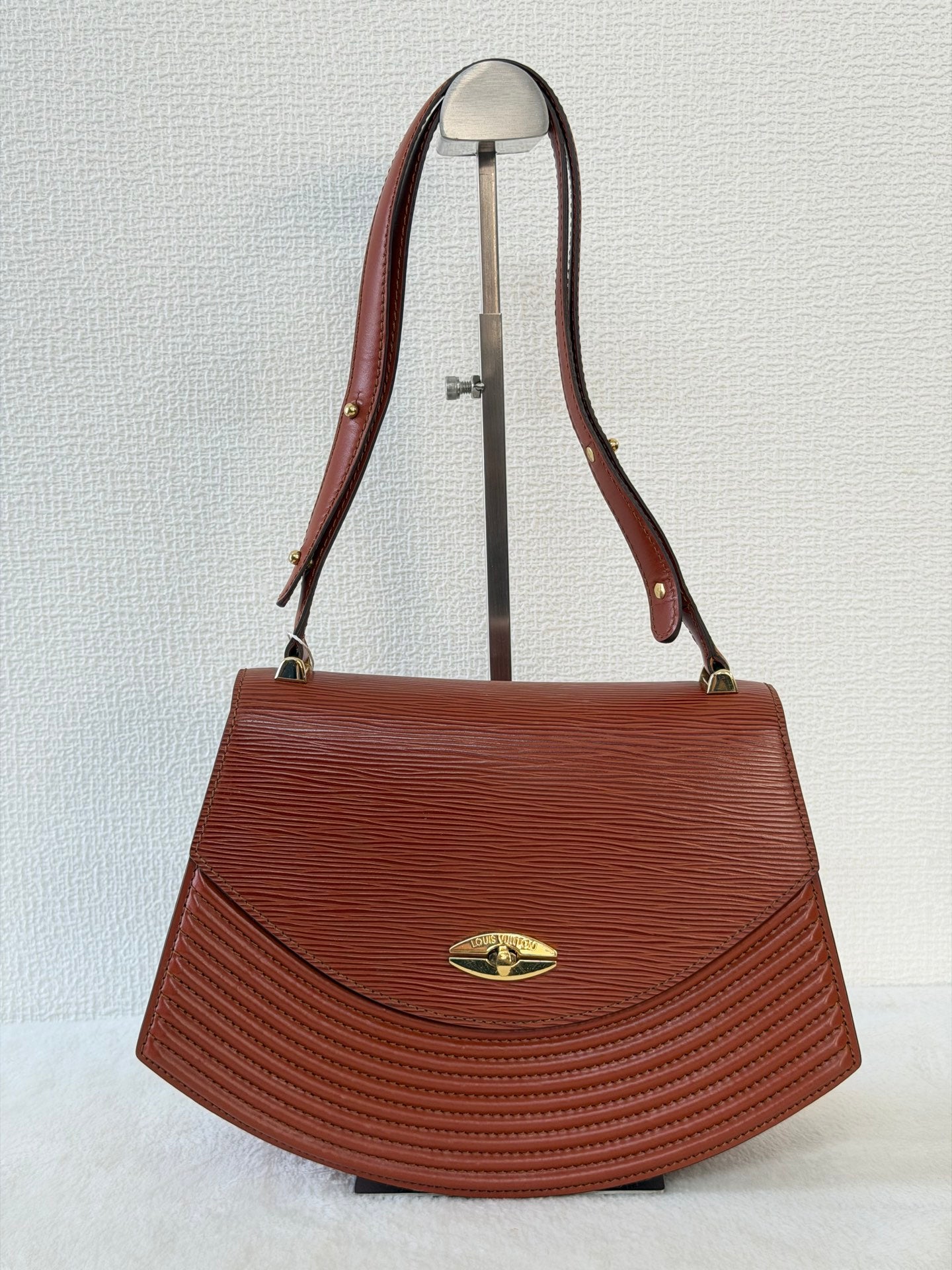 LOUIS VUITTON Epi Halfmoon Shoulderbag