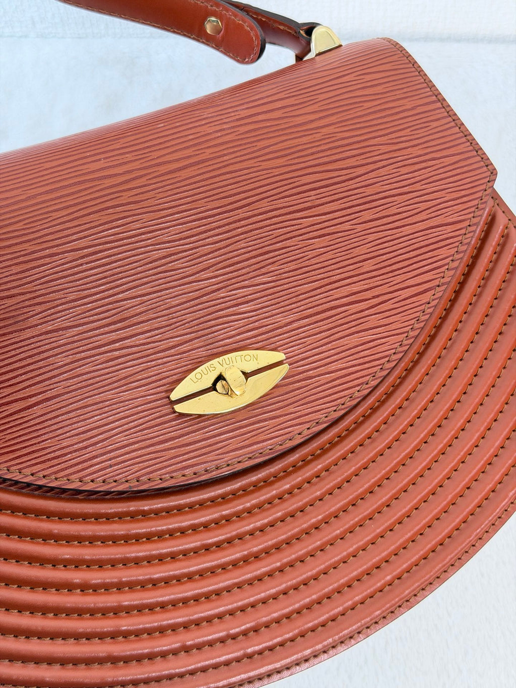 LOUIS VUITTON Epi Halfmoon Shoulderbag