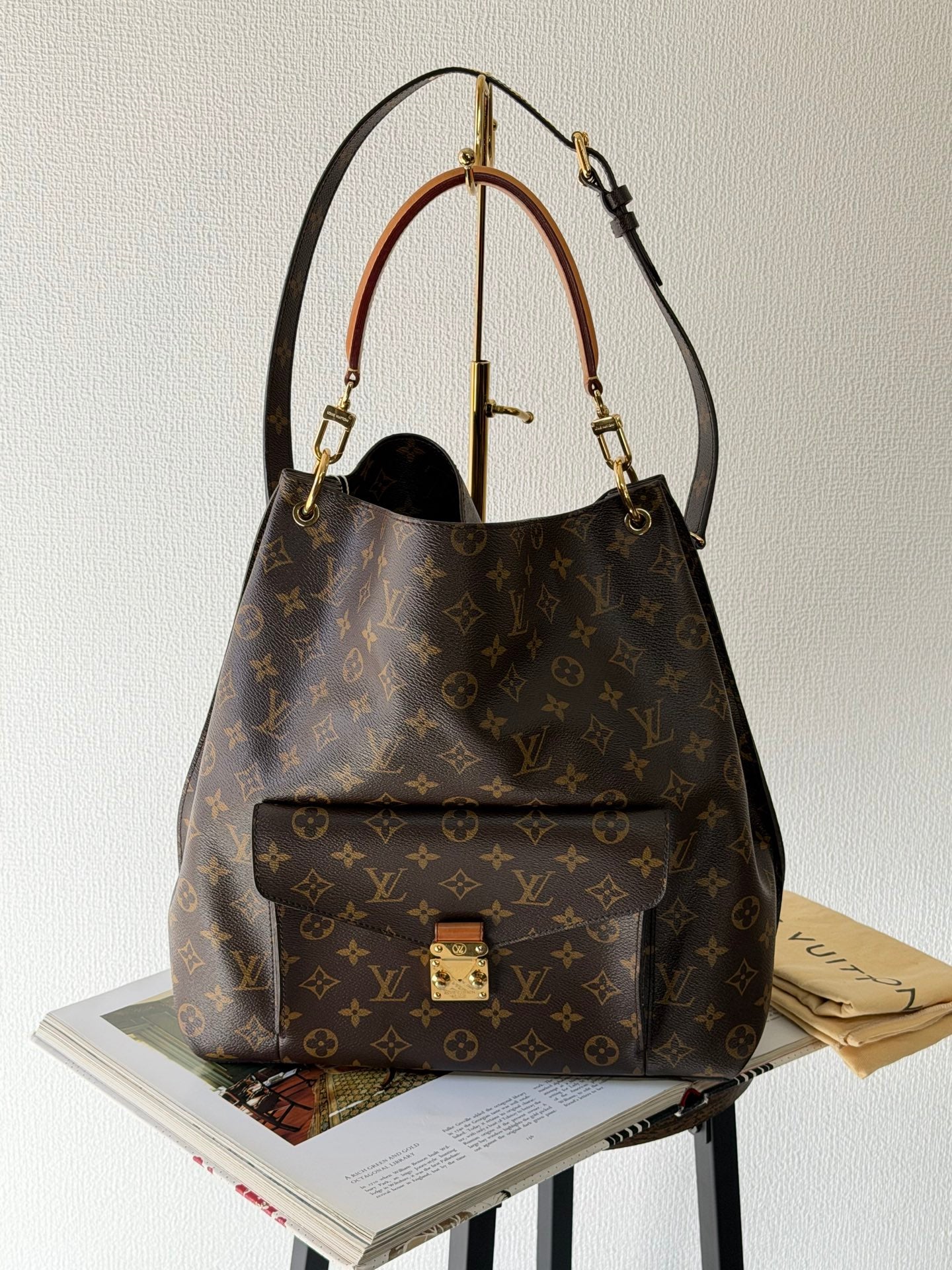 Louis Vuitton Métis Hobo