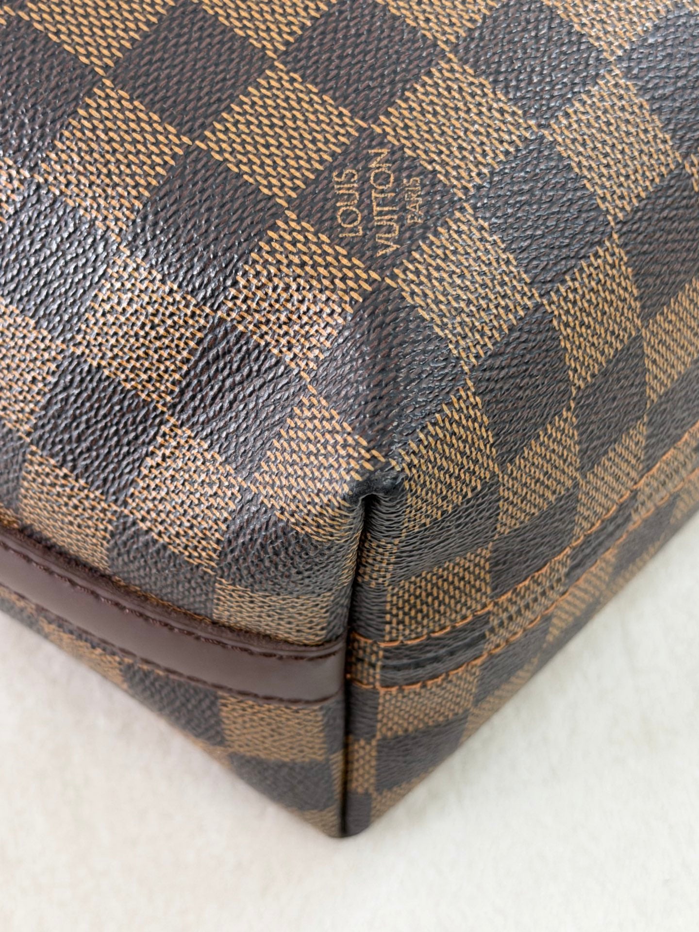 Louis Vuitton Damier Ebene Illovo MM