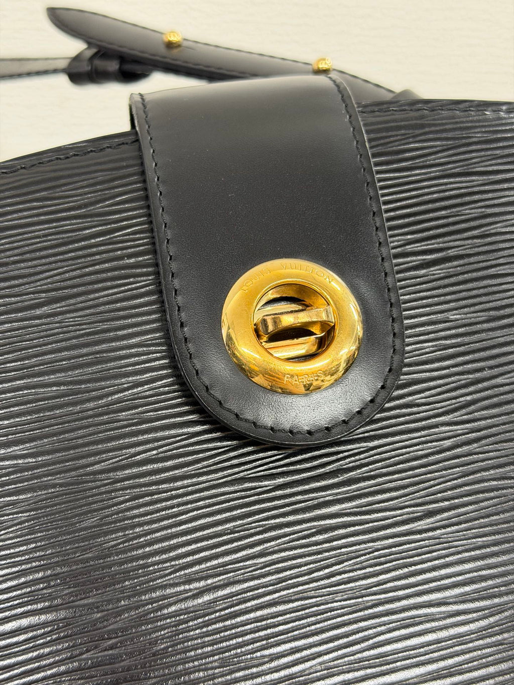 LOUIS VUITTON EPI Bucket Shoulder Bag