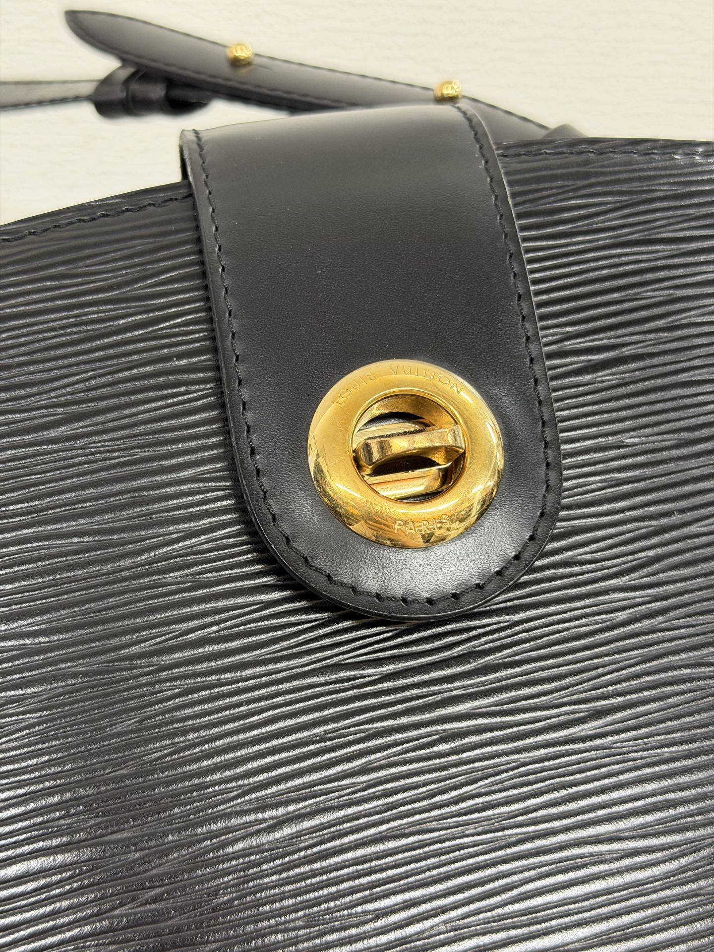 LOUIS VUITTON EPI Bucket Shoulder Bag