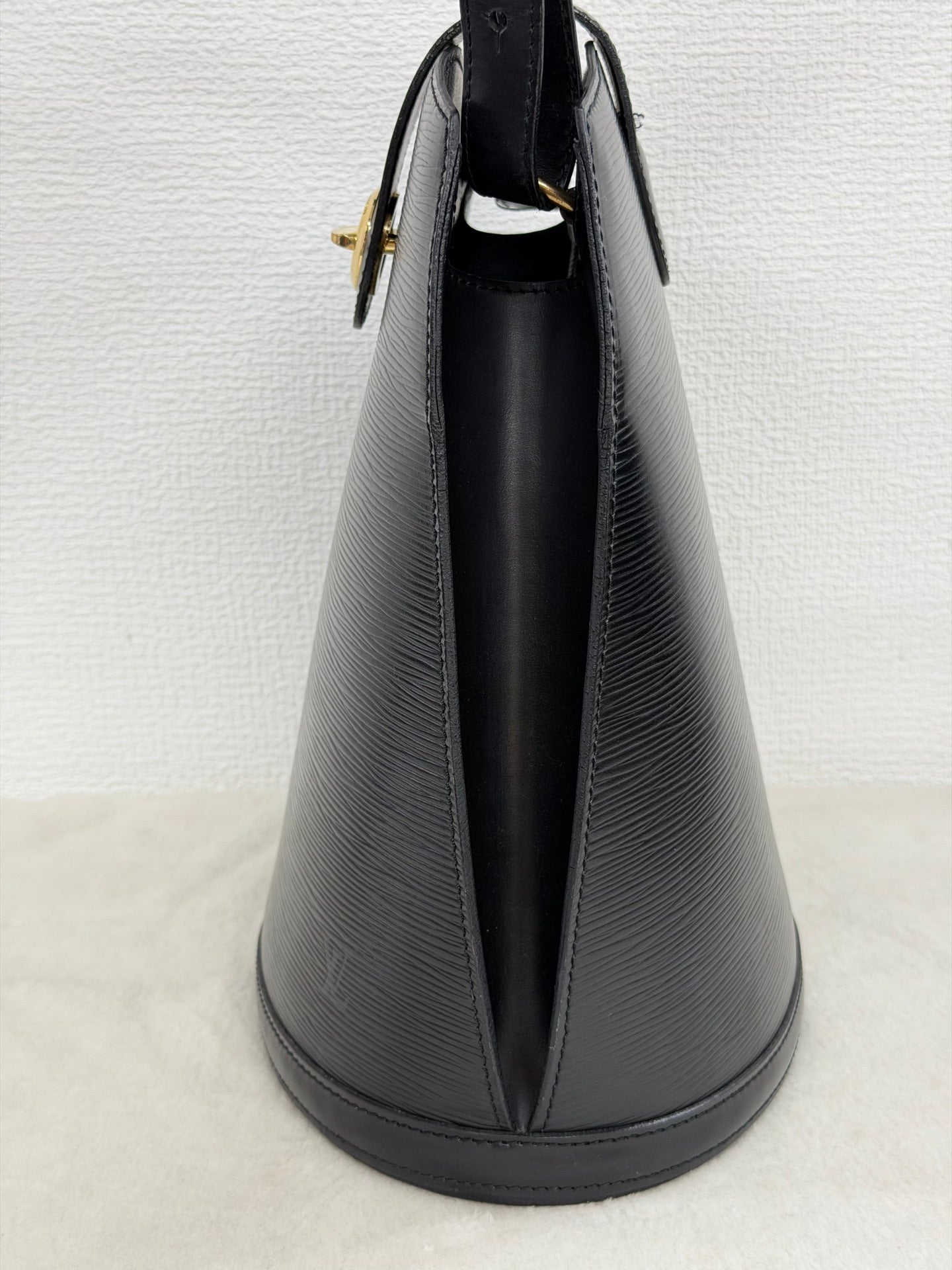 LOUIS VUITTON EPI Bucket Shoulder Bag