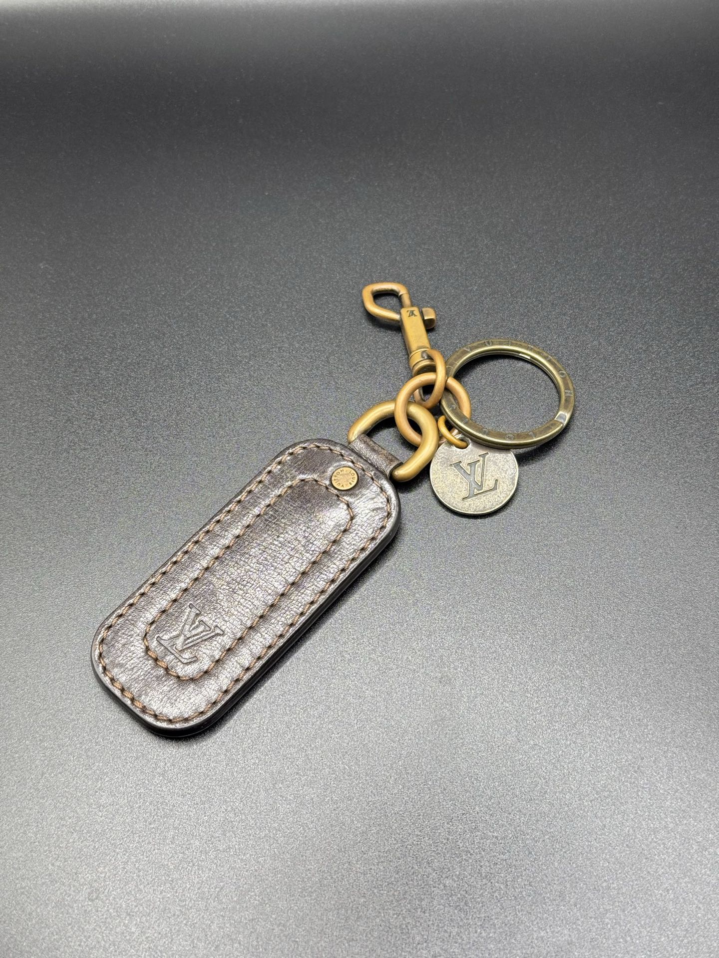 Louis Vuitton Porte-Clefs Utah Leather Key Ring
