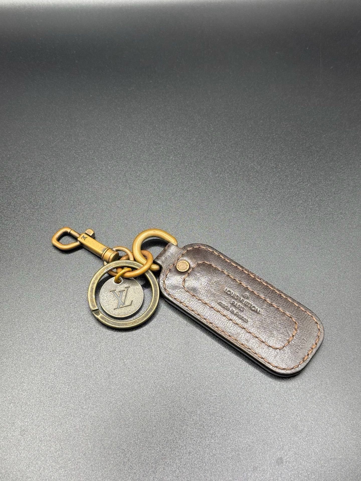 Louis Vuitton Porte-Clefs Utah Leather Key Ring