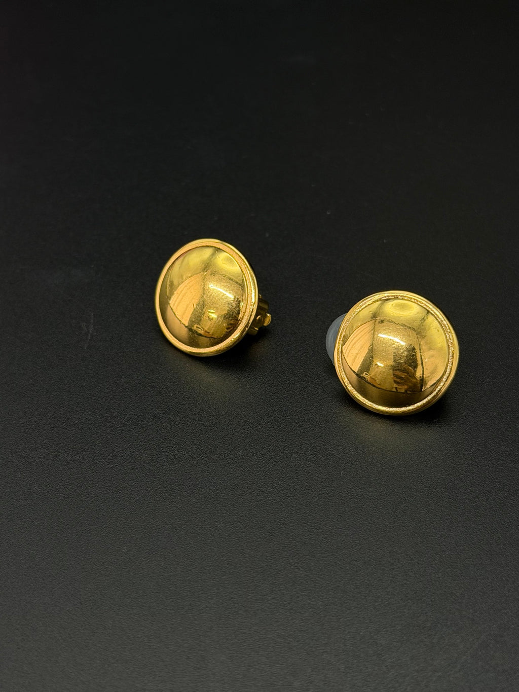 CHANEL Vintage Clips On Earring