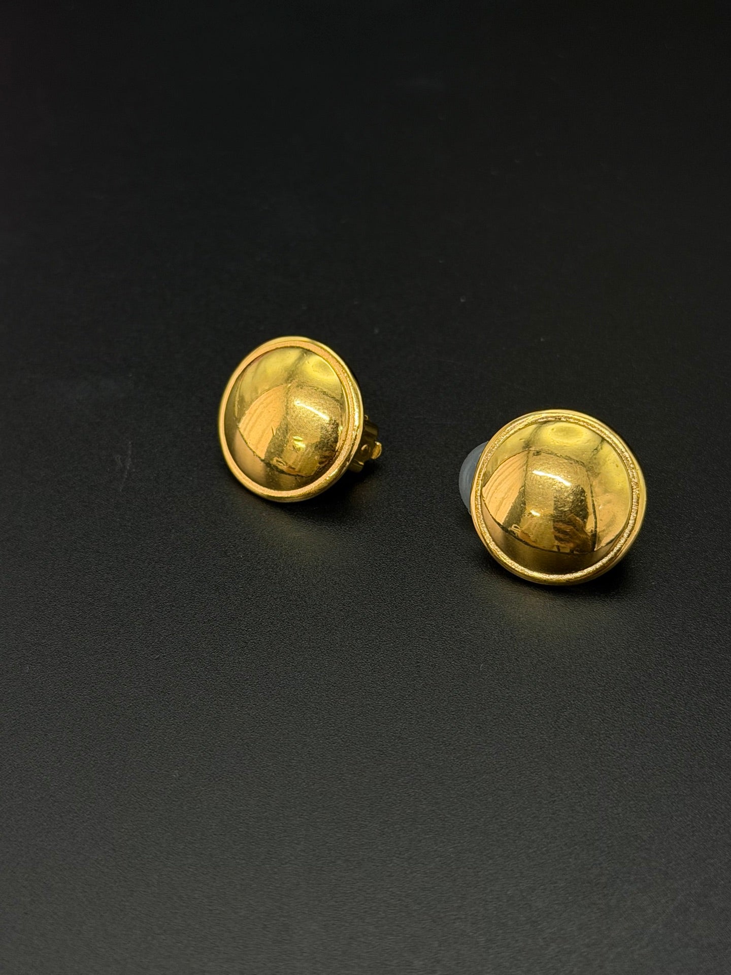 CHANEL Vintage Clips On Earring