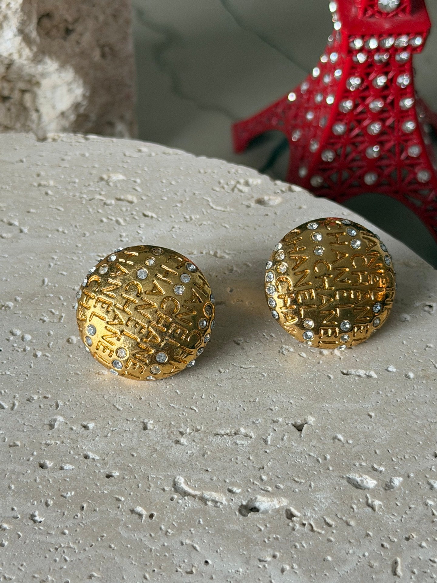 Chanel round gold-plated clip-on earrings