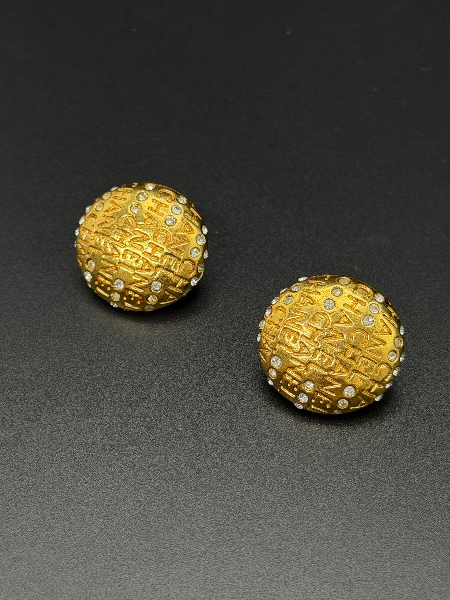 Chanel round gold-plated clip-on earrings