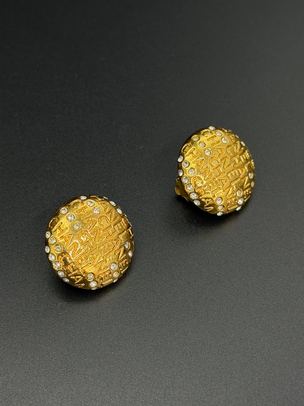 Chanel round gold-plated clip-on earrings
