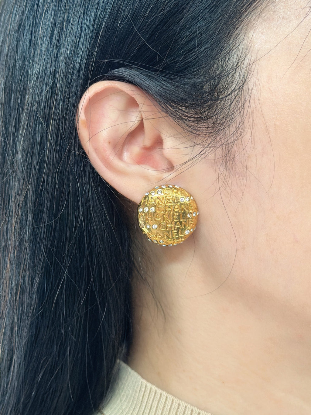 Chanel round gold-plated clip-on earrings