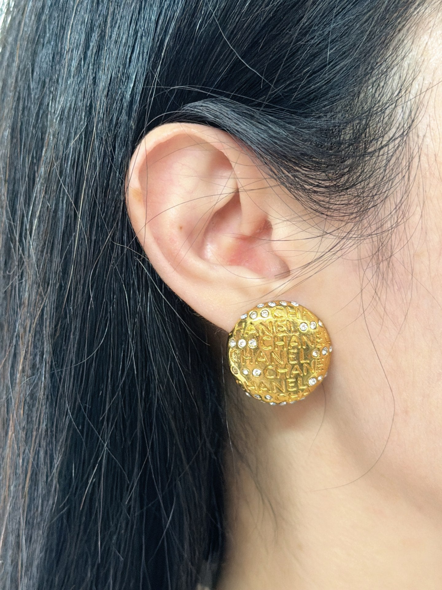 Chanel round gold-plated clip-on earrings