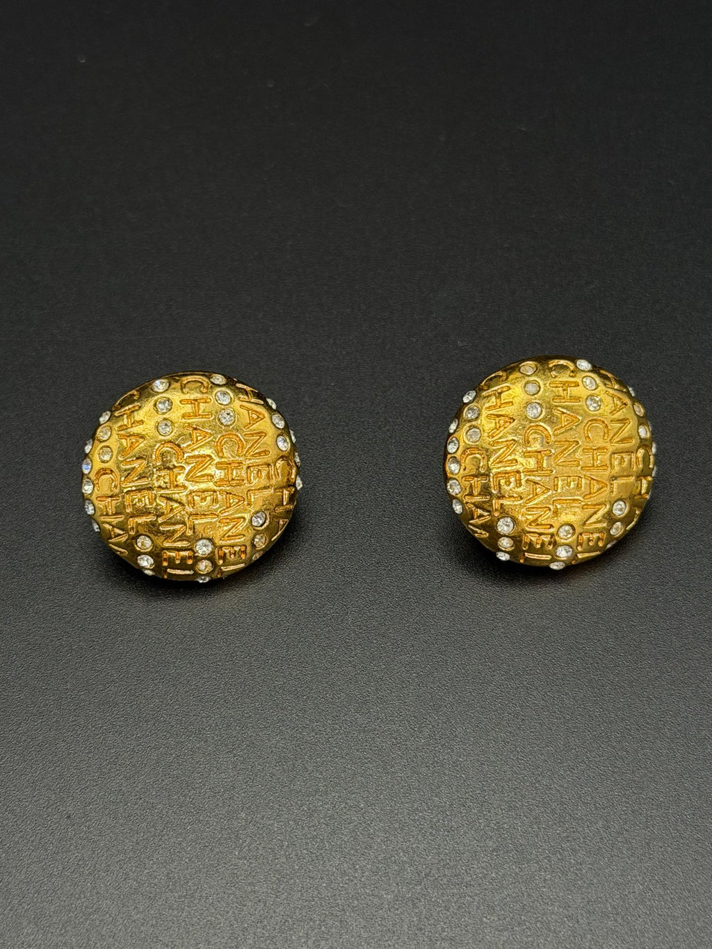 Chanel round gold-plated clip-on earrings