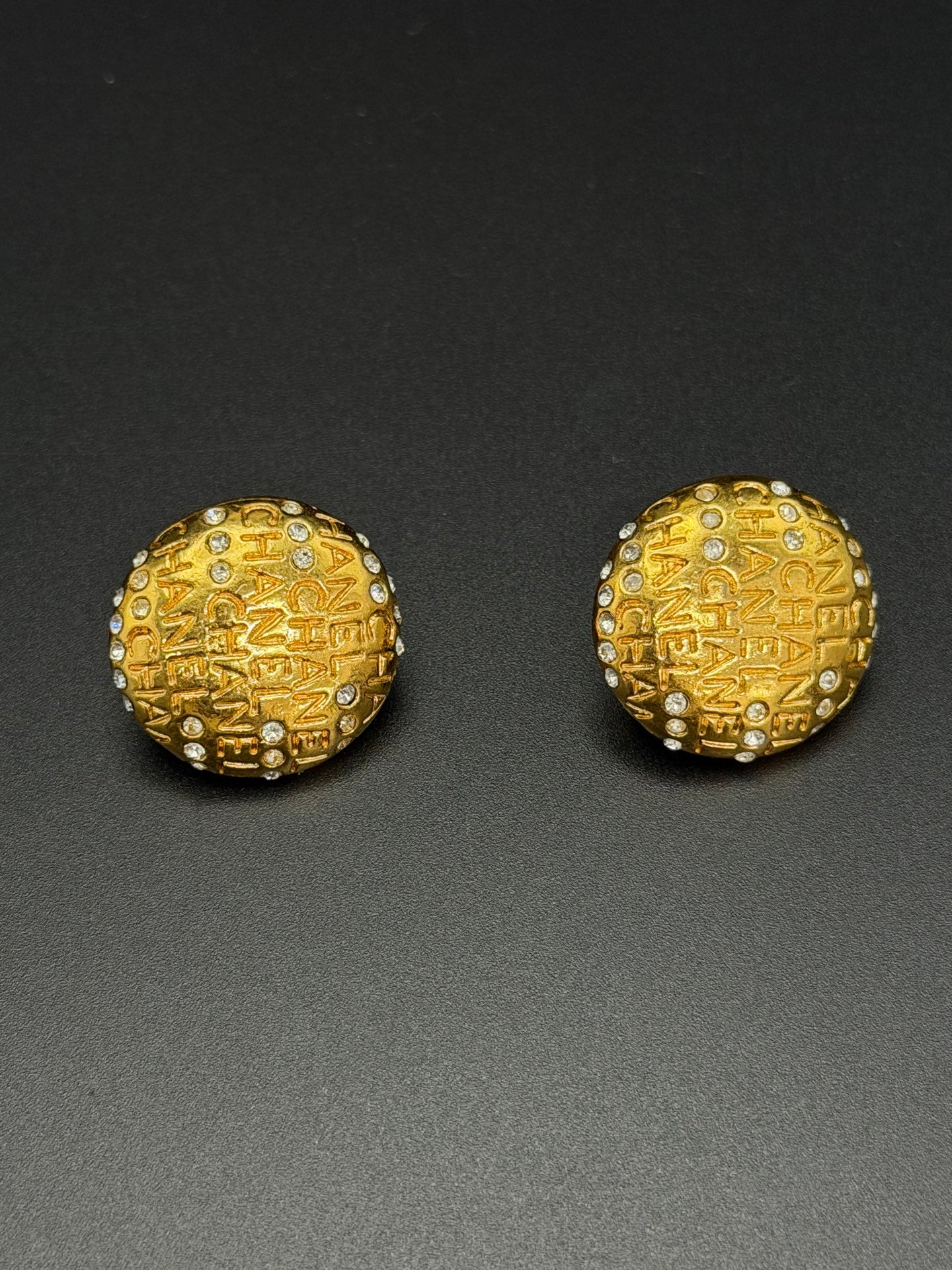Chanel round gold-plated clip-on earrings