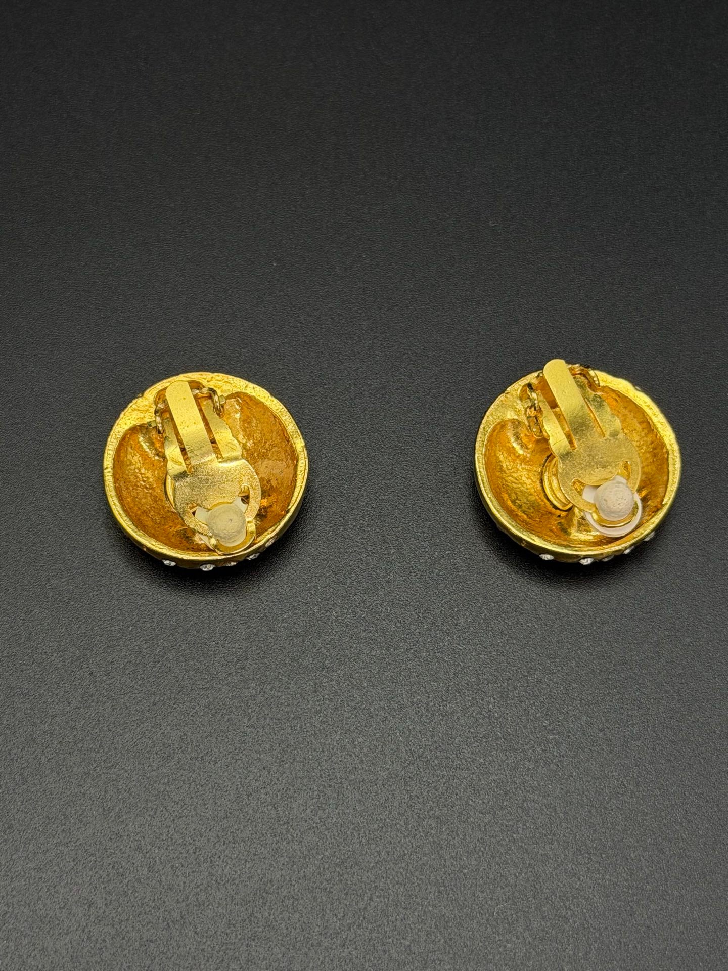 Chanel round gold-plated clip-on earrings