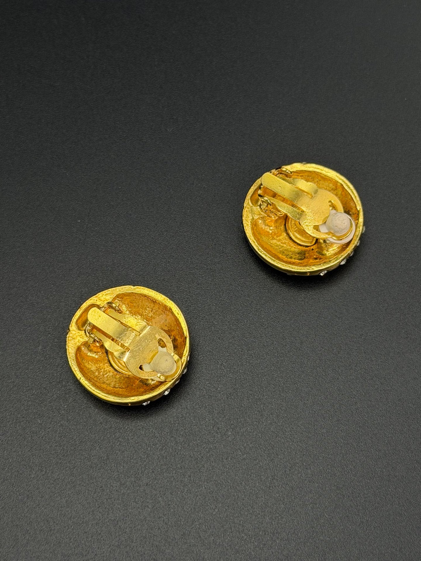 Chanel round gold-plated clip-on earrings